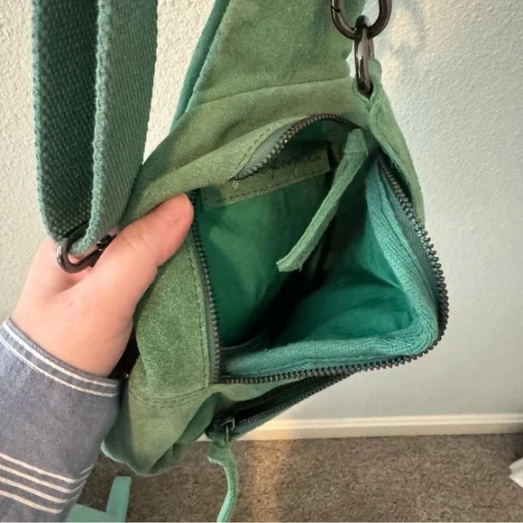 NWOT Free People Kelly Green Crossbody Bag with Adjustable Strap - Picture 3 of 4